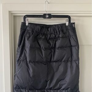 SKHOOP black quilted skirt. Front zip pockets. Belt loops. Side zip details.